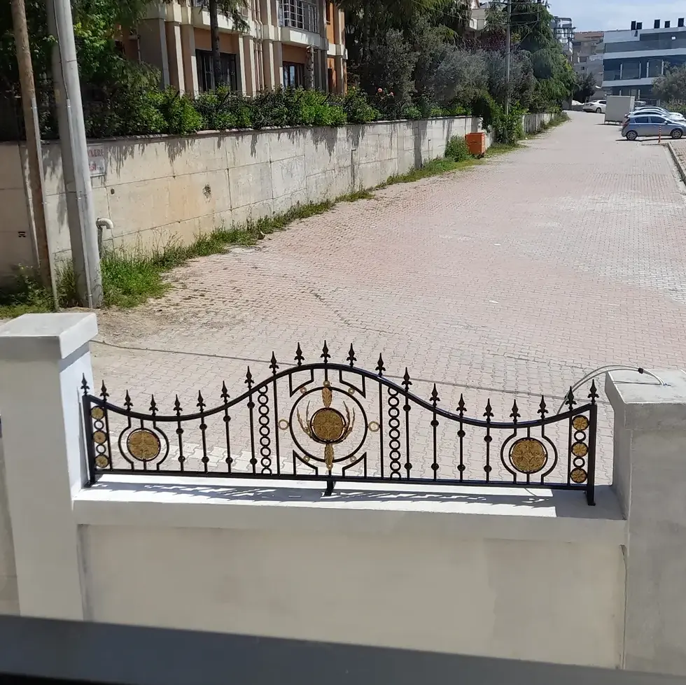 Küçük resim: Majestic Medallion Gold – Duvar Üstü Ferforje Korkuluk
