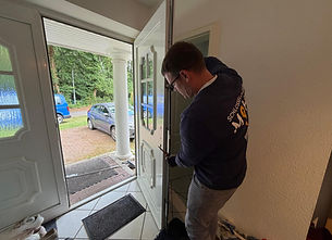 Feinwerkmechaniker vom Schlüsseldienst Mohr repariert eine defekte Mehrfachverriegelung an einer Haustür in Elmshorn und Quickborn.