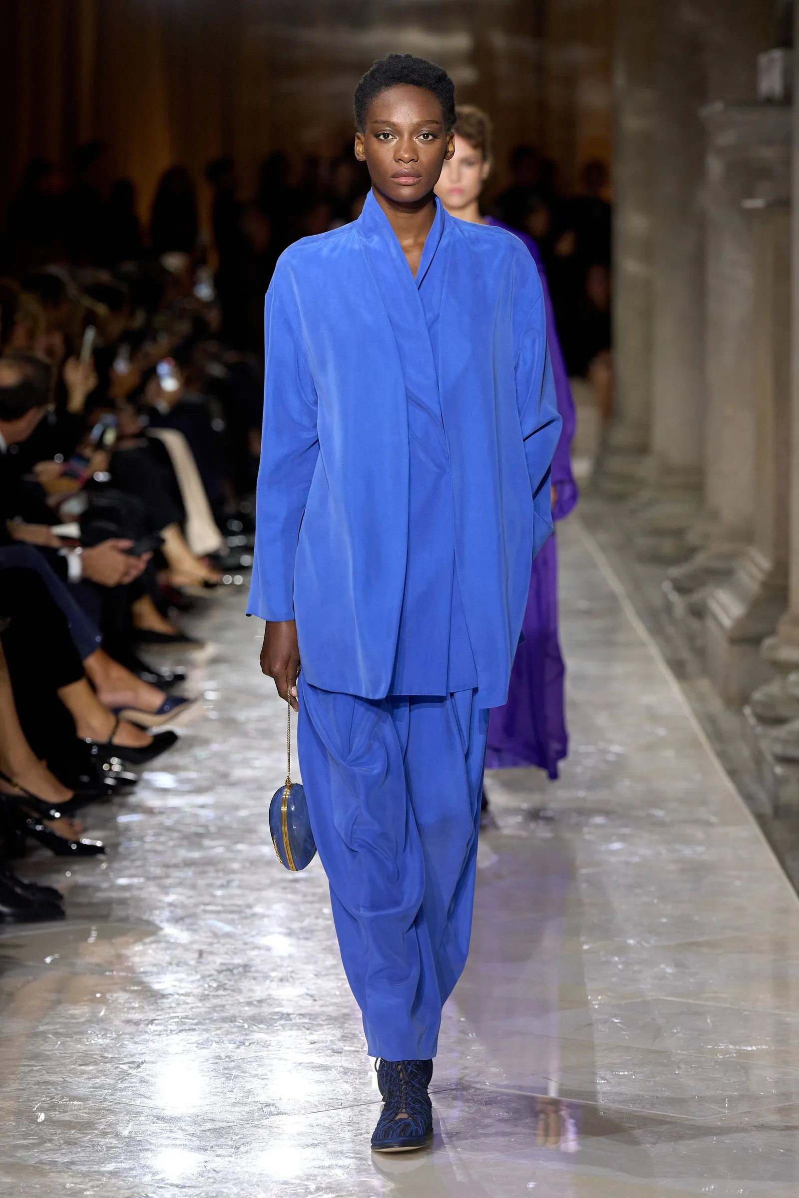 Completo fluido in colore azzurro