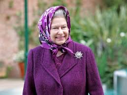 Regina Elisabetta II con foulard