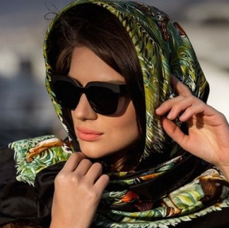 Foulard annodato sotto il collo