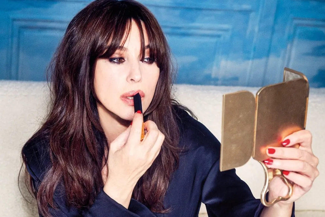 Applicazione rossetto pulp labbra