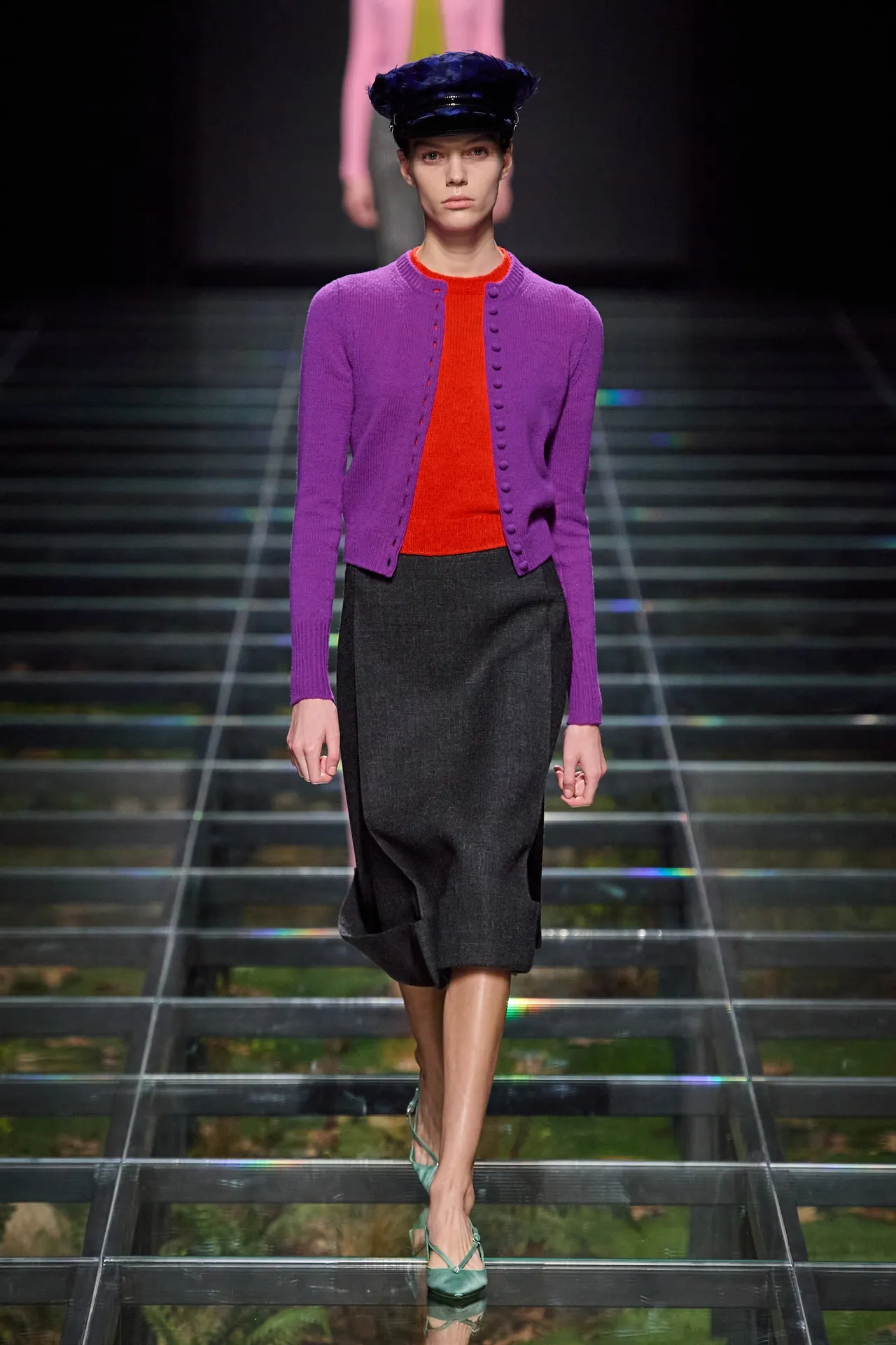 Modella con gonna pelle e twin set a contrasto