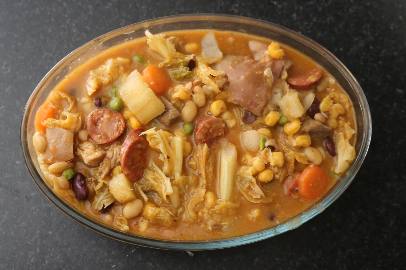 cachupa con pollo, piatto tradizionale di Capoverde