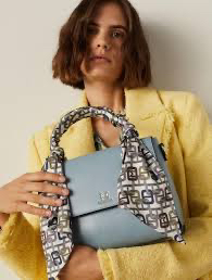 Foulard annodato al manico della borsa