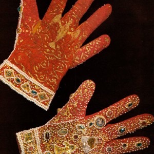 guanti tempestati di pietre preziose del Doge