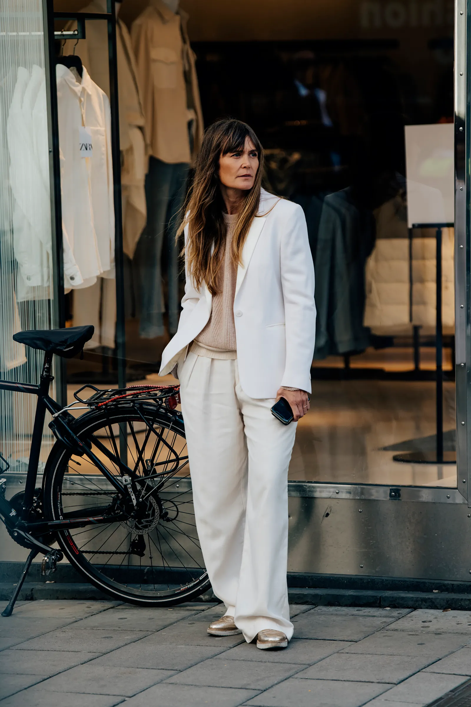 Donna over 50 con completo pantalone moderno