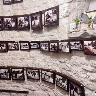 Foto d'epoca esposte nel Trullo Sovrano di Alberobello