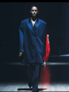 completo Bariton blu con borsa in rosso scarlet