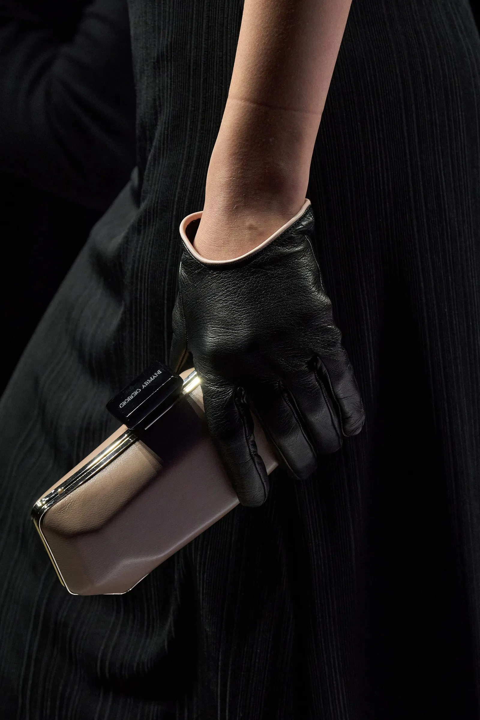 Guanti corti con profilo a contrasto