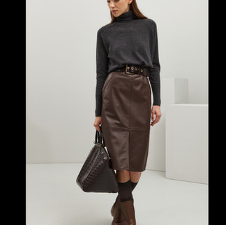 Ragazza con gonna pencil in pelle