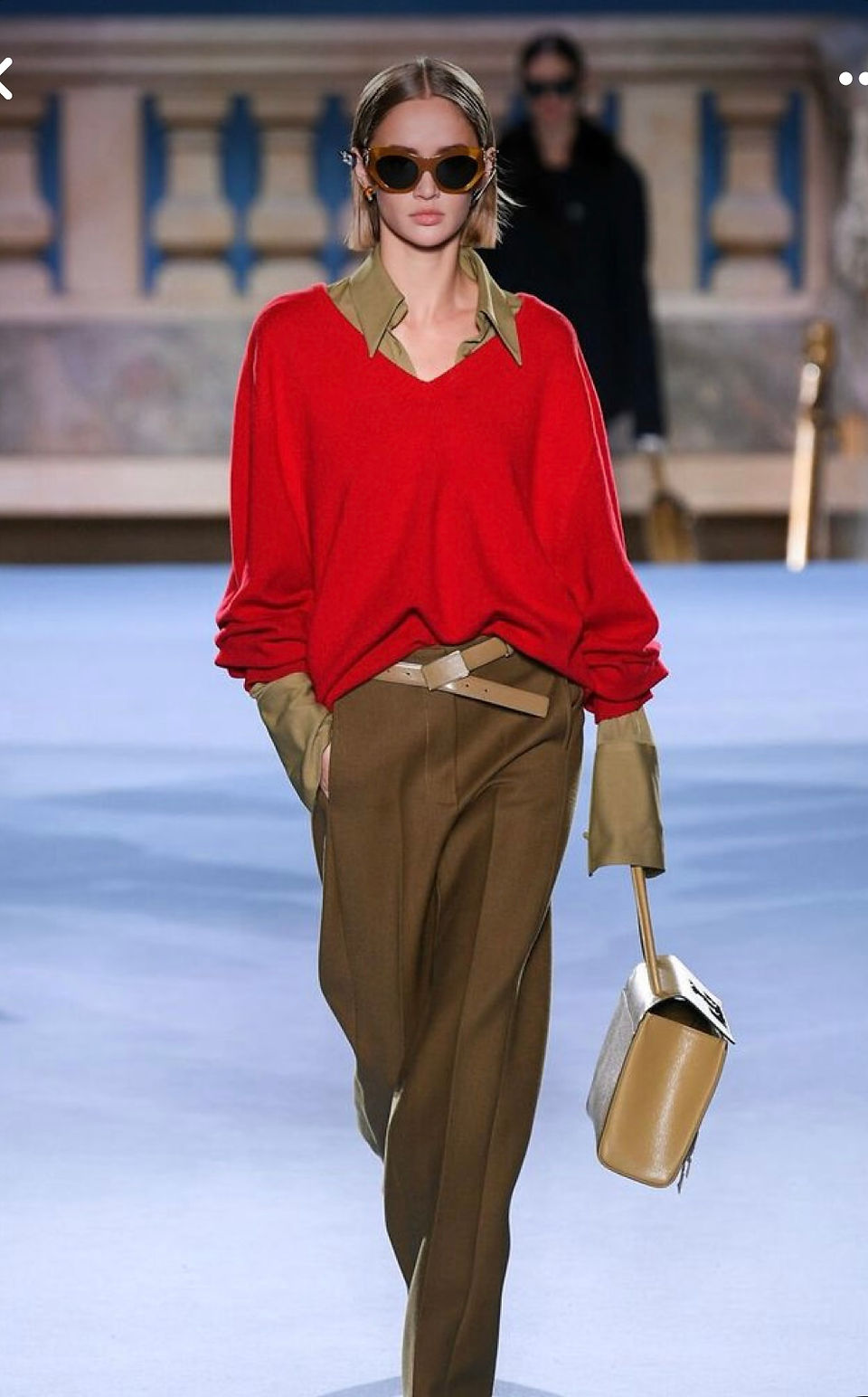 ragazza con pantaloni cammello e maglia rossa