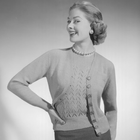 Modella anni '40 con twin set