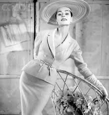 Tailleur anni'50 con giacca fitted e cappello