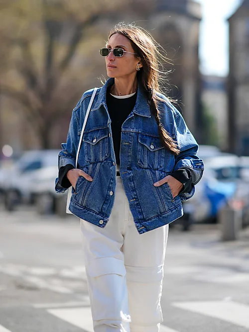 ragazza con giubbotto bomber in jeans