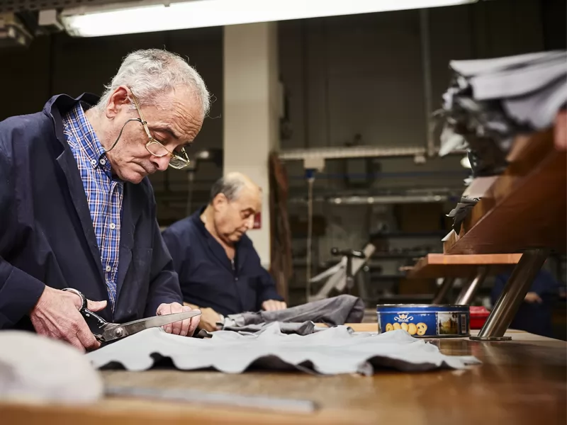 Come tagliare in sbieco la pelle per fare i guanti