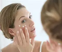 Applicazione siero occhi