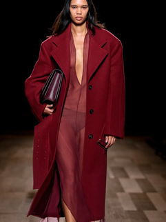 Slip dress con cappotto rosso