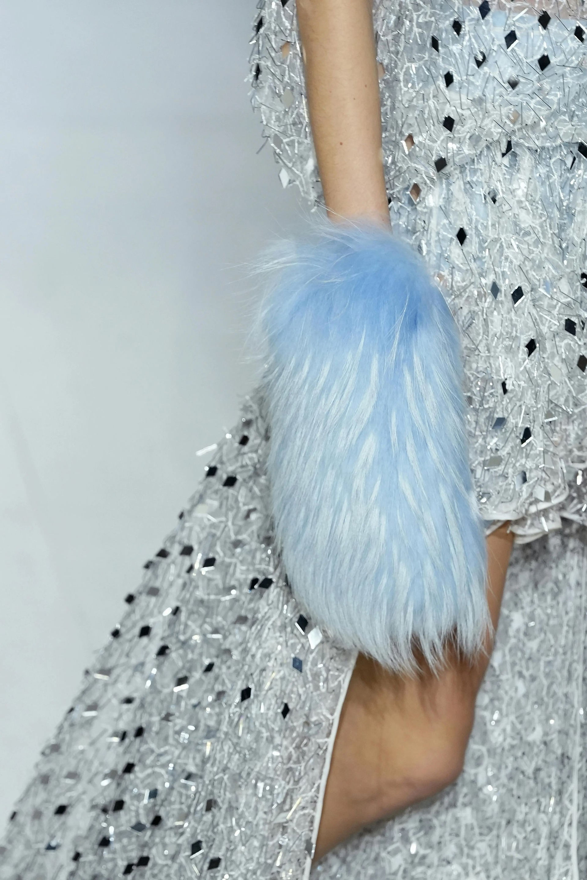 Guanti senza dita in eco-pelliccia azzurra