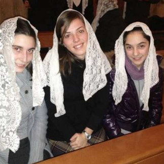 Ragazze alla Messa con velo