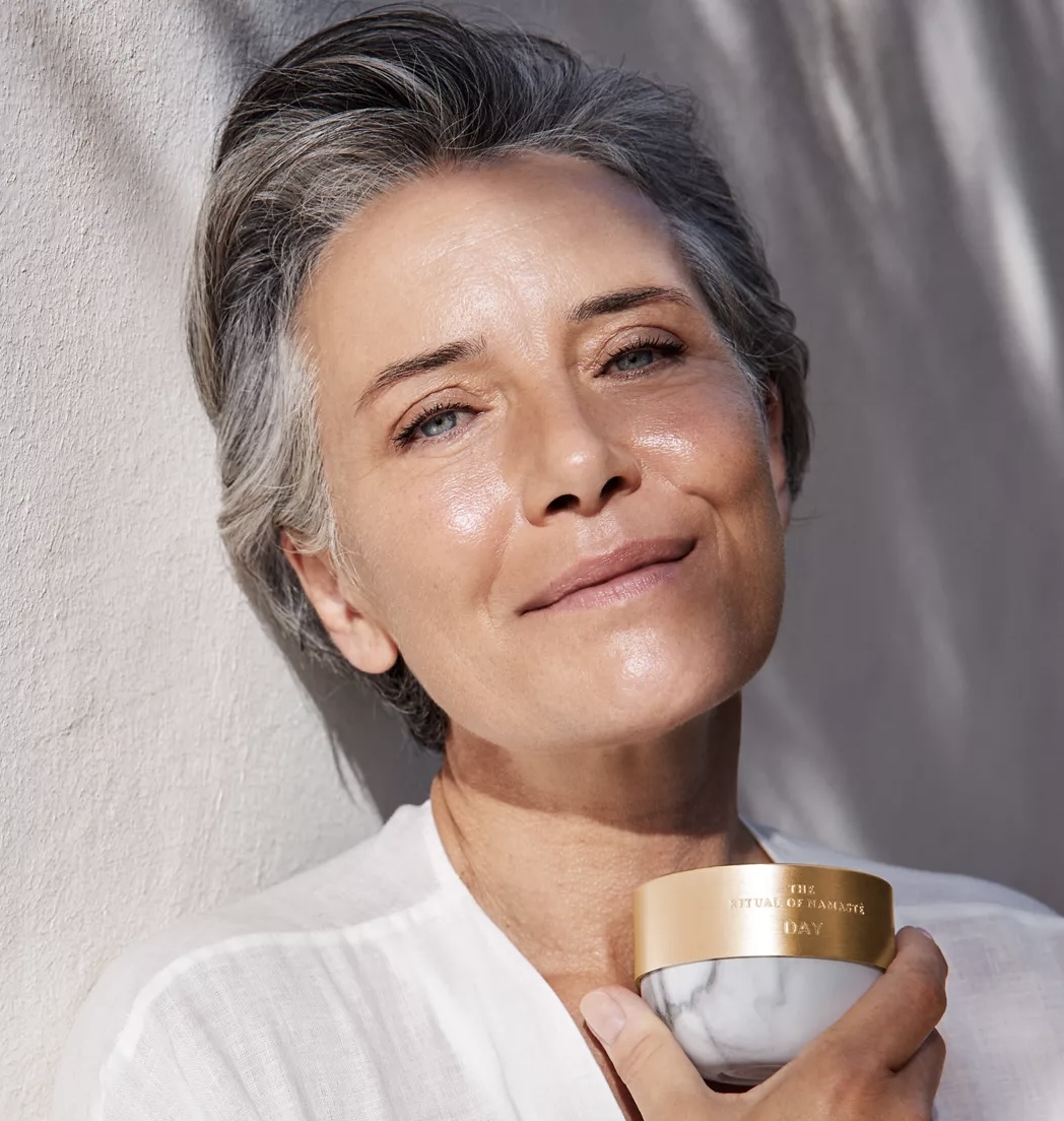 Donna con crema antirughe