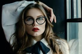 ragazza con papillon e occhiali