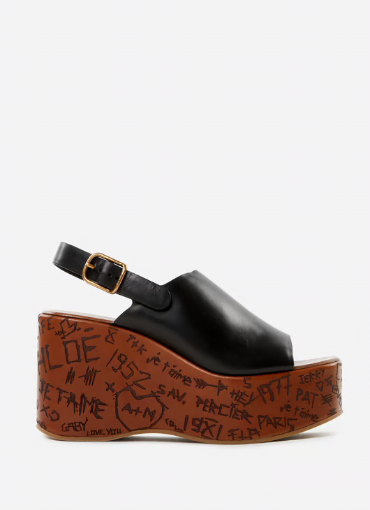 Sandali con zeppa in legno.