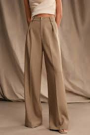 pantaloni cammello larghi stile androgino