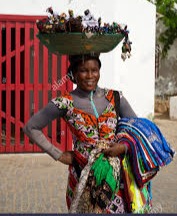 Donna capoverdiana con cesto intesta