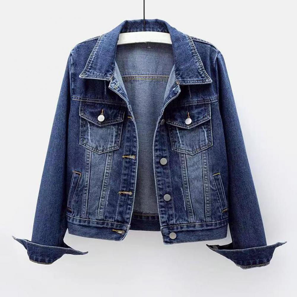 Jaqueta Jeans Feminina Curta Botões Frontais Bolsos com Aba Modelagem Ajustada