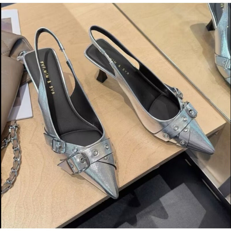 Miniatura: Sandália Feminina Sofisticada com Salto Kitten Heel Bico Fino Detalhe Metálico
