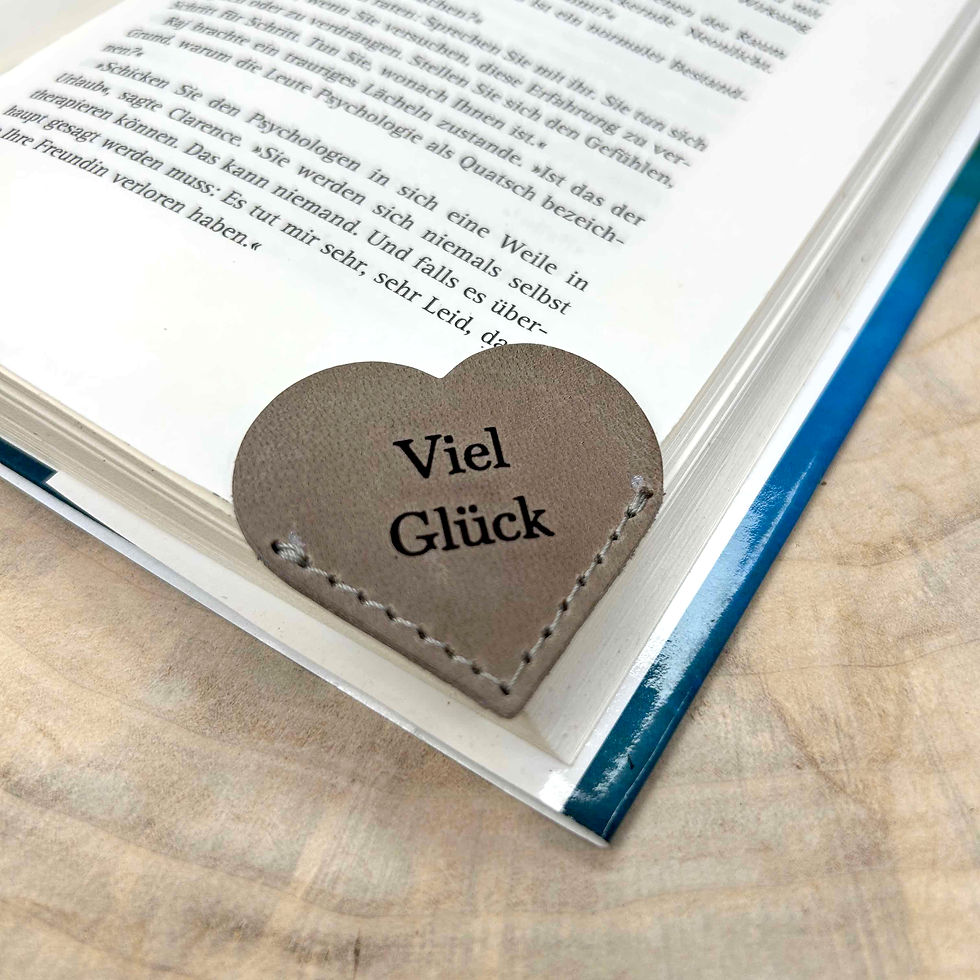 Miniaturbild: Herz-Lesezeichen aus feinem Leder – personalisiert & handgefertigt