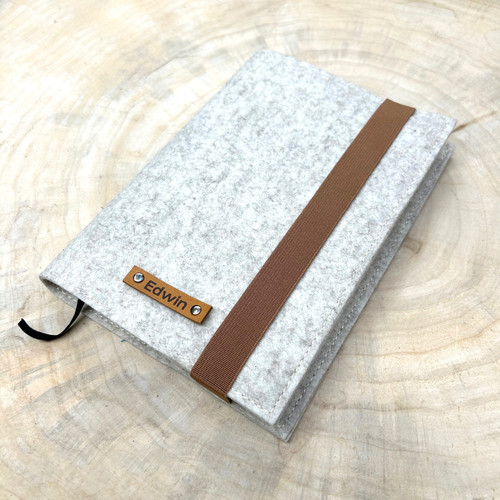 Personalisierte Notizbuchhülle A5 aus Filz - bestickt mit Name & Motiv - inkl. Kladde (kariert/liniert/blanko) & Kugelschreiber Personalisierte Notizbuchhülle A5 aus Filz - bestickt mit Name & Motiv - inkl. Kladde (kariert/liniert/blanko) & Kugelschreiber