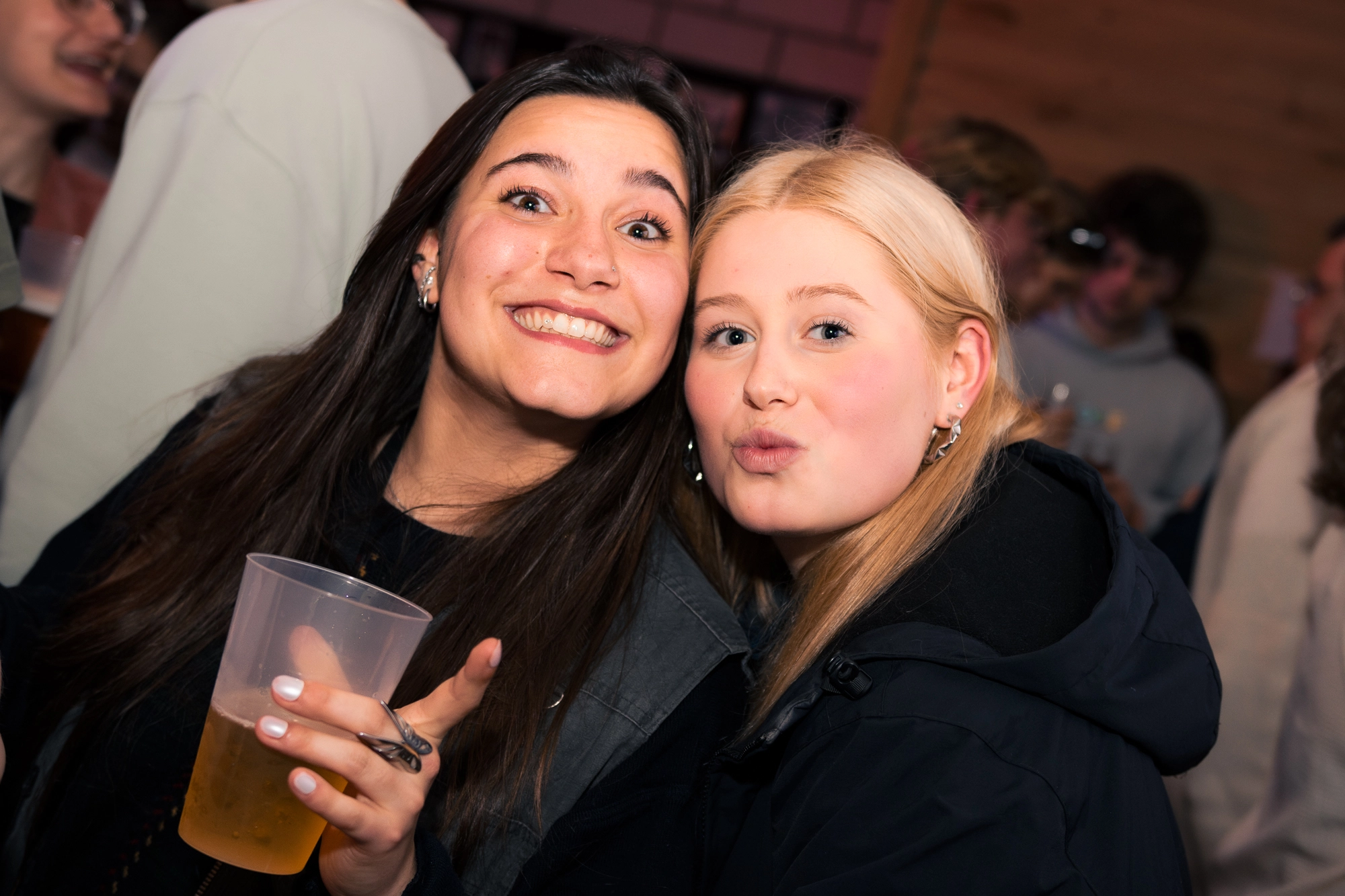 2 jongeren die op de foto staan tijdens een feest.