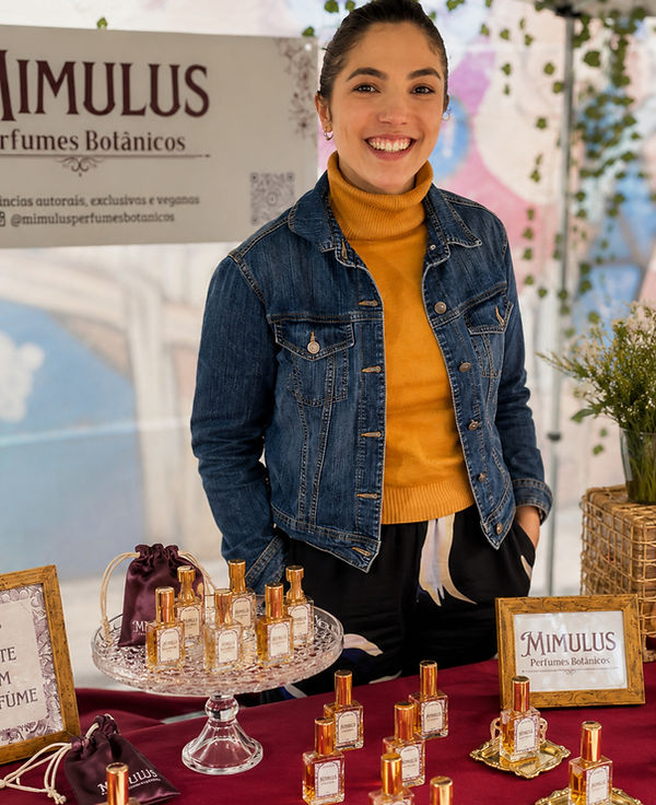 Bridda expondo seus perfumes autorais_edited.jpg