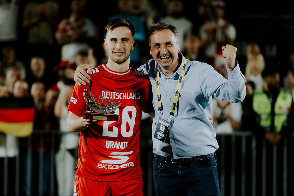 Antonio Brandt (links) rehält den Pokal als Auszeichnung für den Goalkeeper of the tournament von Richard Röhrhoff (rechts) dem Geschäftsführer von Essen Marketing. Foto: Julian Meusel