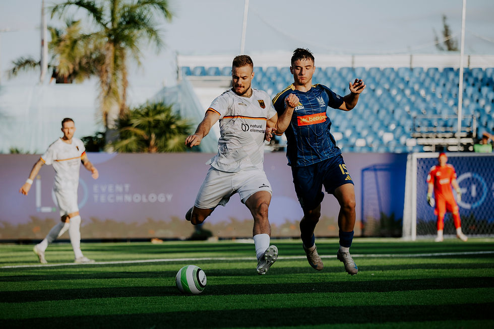Sven Wurm setzt sich im Zweikampf durch. Foto: Julian Meusel