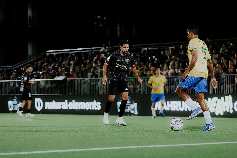 Der Brasilianer Welington Gomes de Moura am Ball gegen Ilias Anan. Foto: Julian Meusel