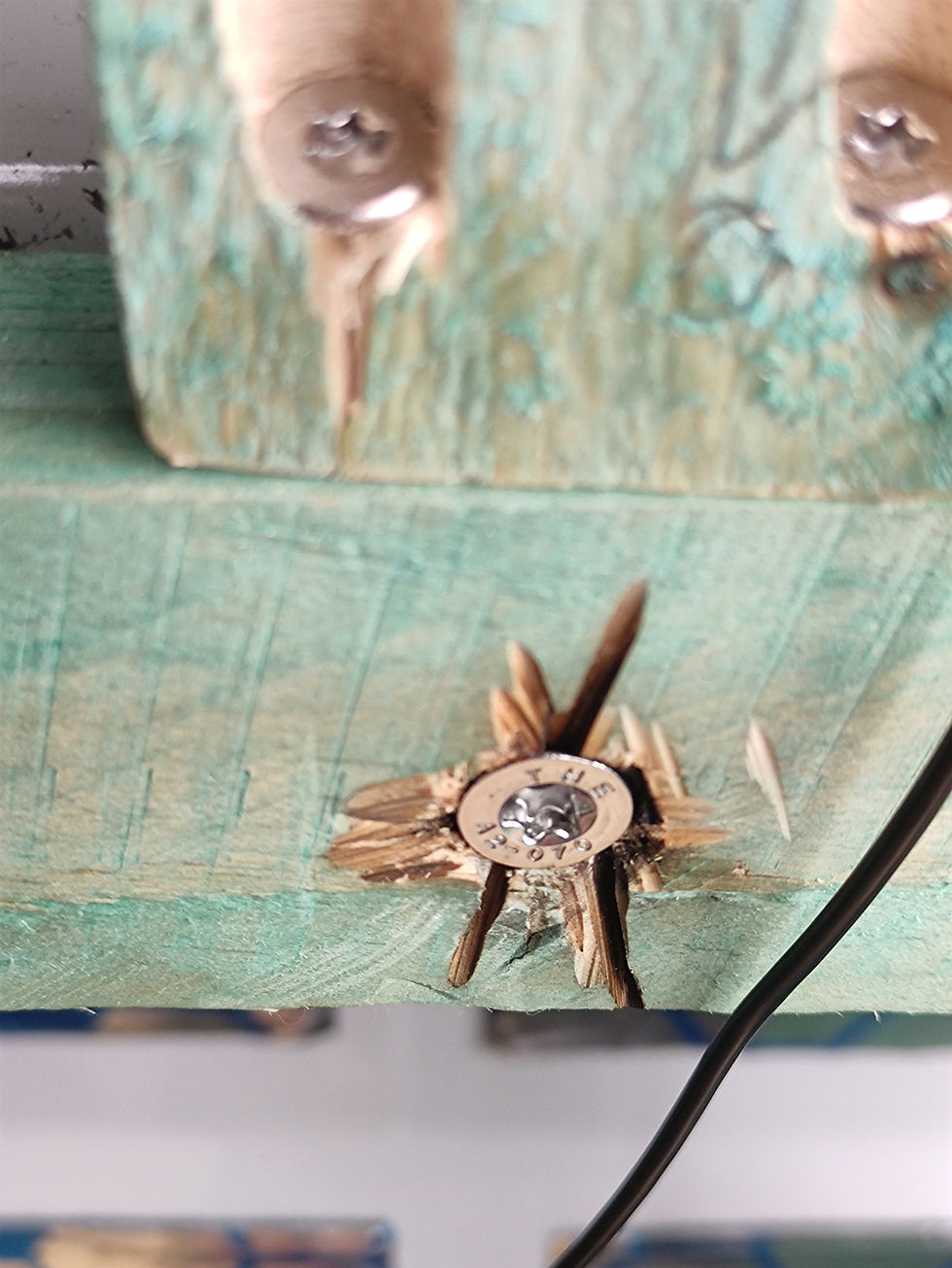 lockere Nietmutter wird entfernt