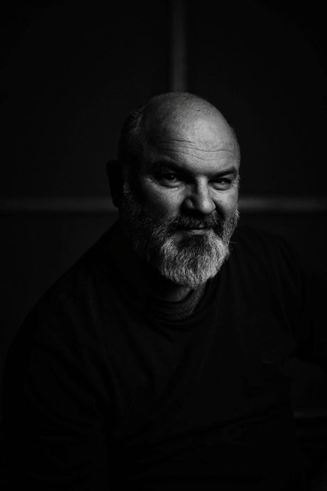 Low-Key Schwarzweiß-Porträt eines Mannes mit Bart vor dunklem Hintergrund. | Low-key black and white portrait of a bearded man against a dark background. St.Pölten