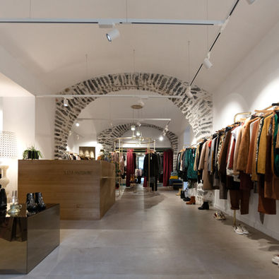 Rénovation, aménagement et décoration d'une boutique à Corte en Corse. Mission d'architecture d'intérieur de la conception au suivi de chantier par Manon SALDUCCI et Orma Archittectura