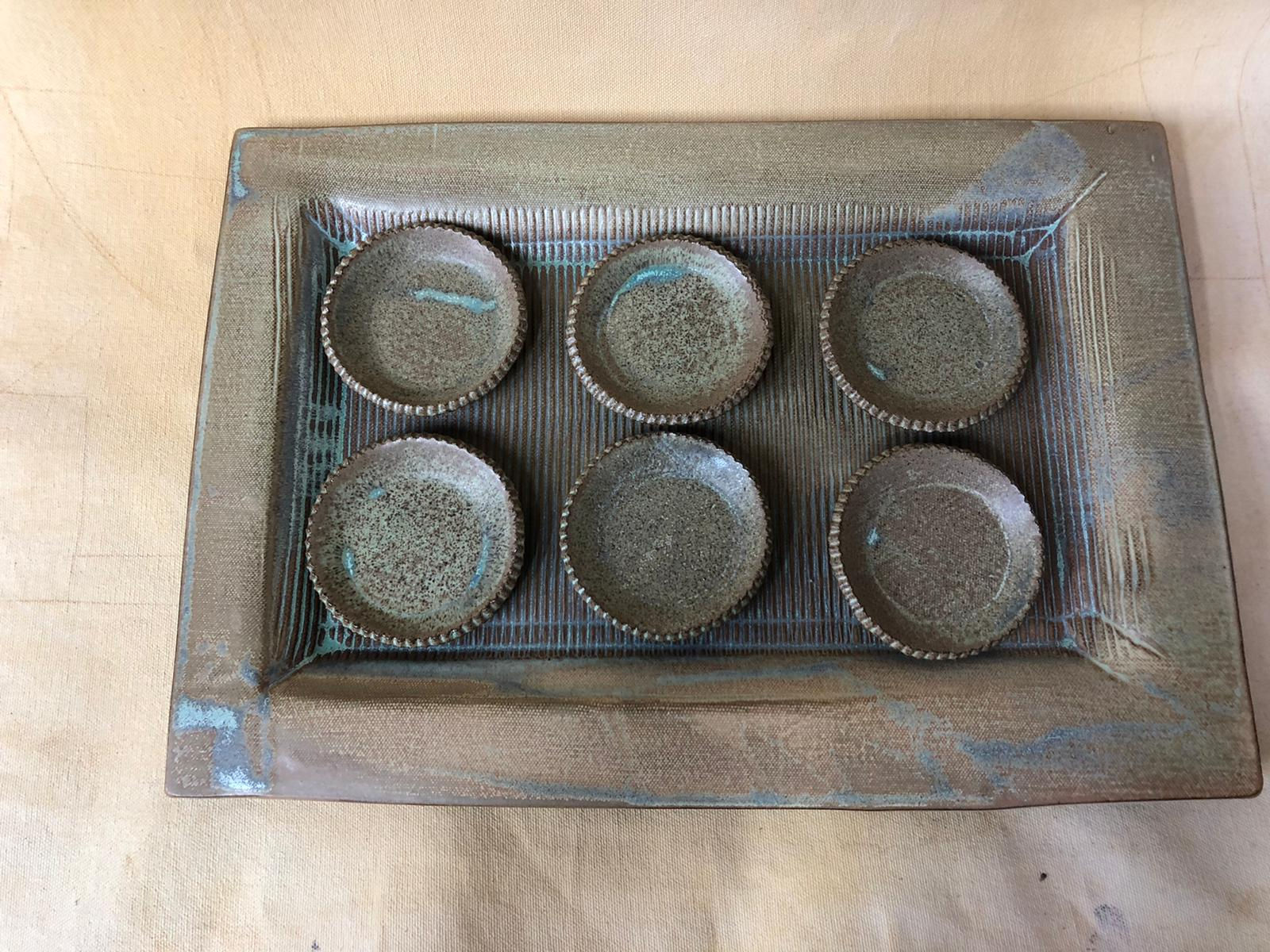 מגש עם צלוחיות