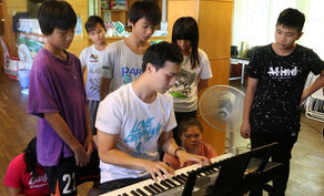 失親兒基金會愛心大使嚴爵到花蓮進行音樂分享會