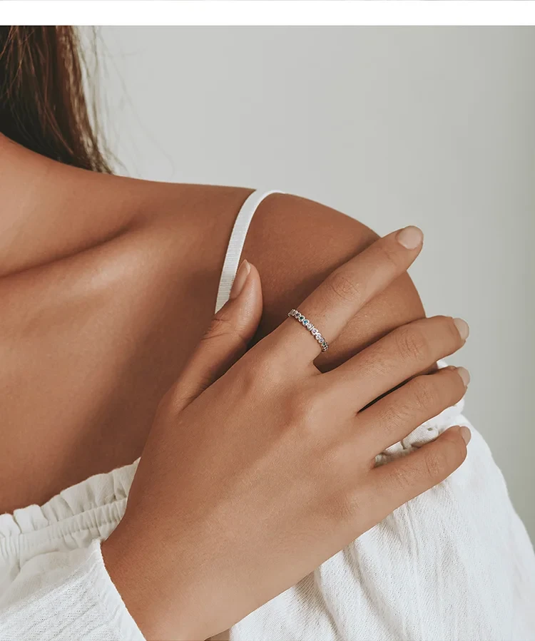 Miniatura: Anillo corazones colores zirconia en mano mujer