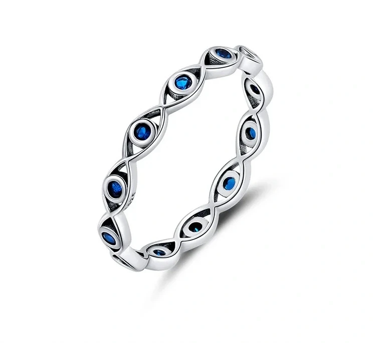 Anillo de ojo con fondo blanco