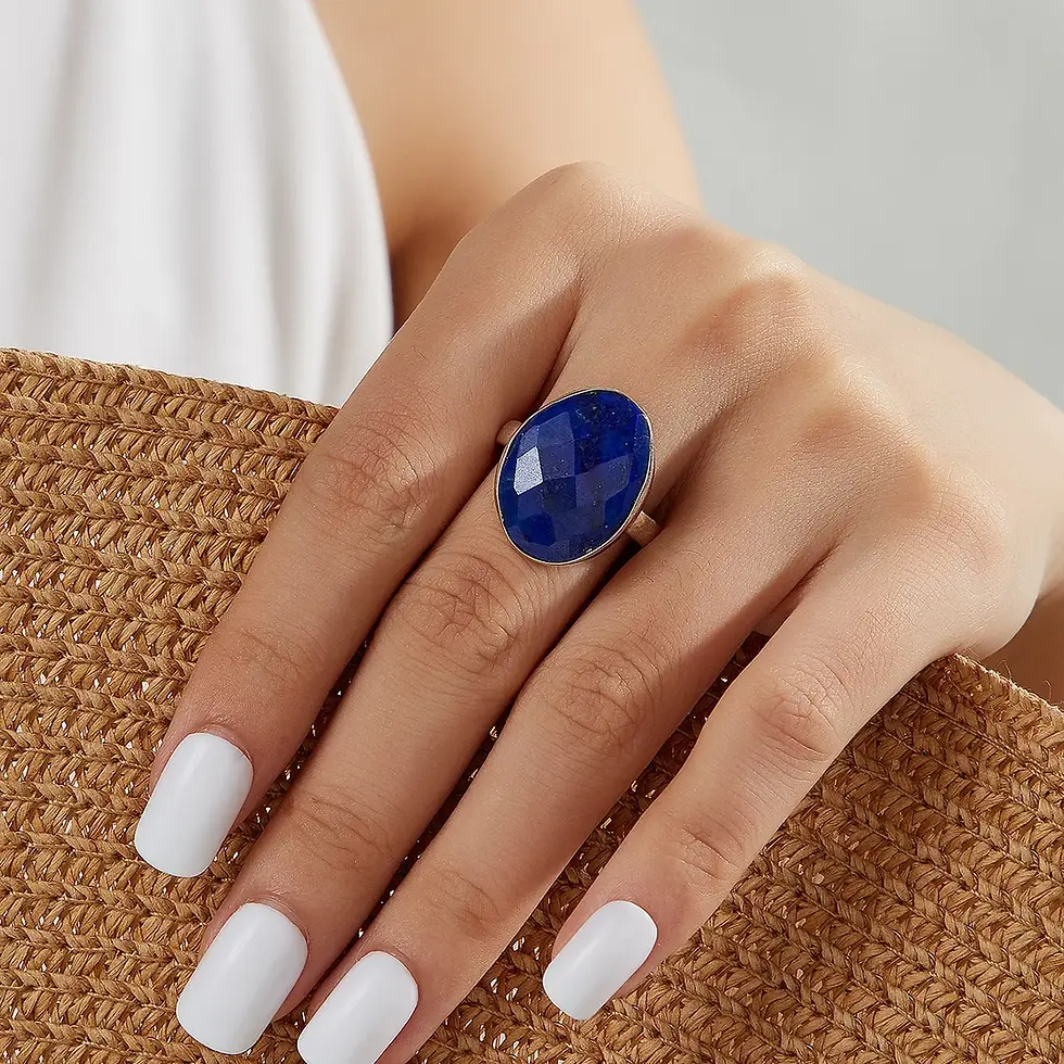 Anillo facetado de lapislazuli en mano