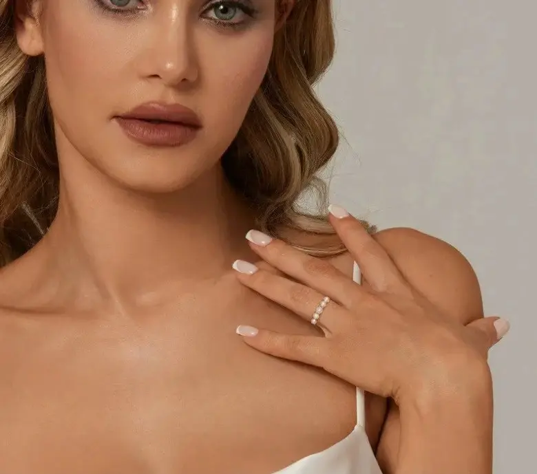 Mujer con anillo de 5 perlas