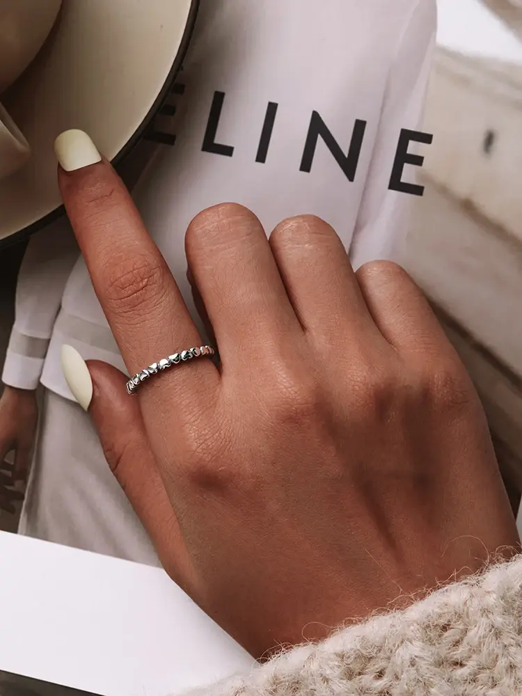 Anillo de corazones en mano