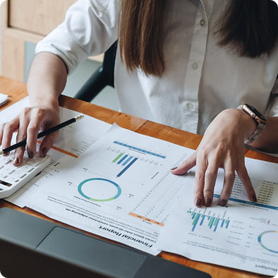 woman calculatin rounded.png