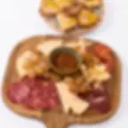 Tabla mixta: surtido de ibéricos y quesos artesanales
